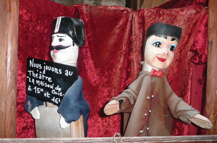 Guignol-gendarme-puppet-performance-France-Lyon.jpg
