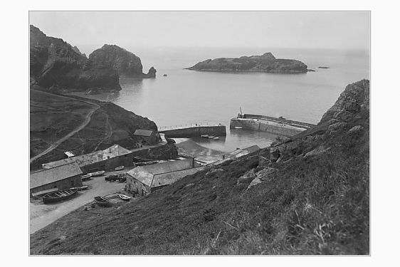 Mullion Harbour, Mullion Cove (Porth Mellin), Mullion, Cornwall. Probably early 1900s