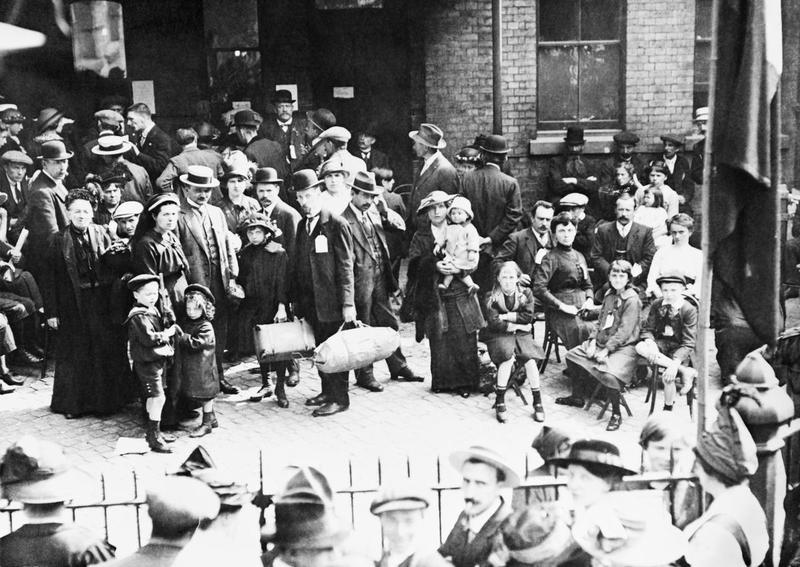 belgian-refugees-outside-hudsons-furniture-repository-victoria-station-london-september-1914