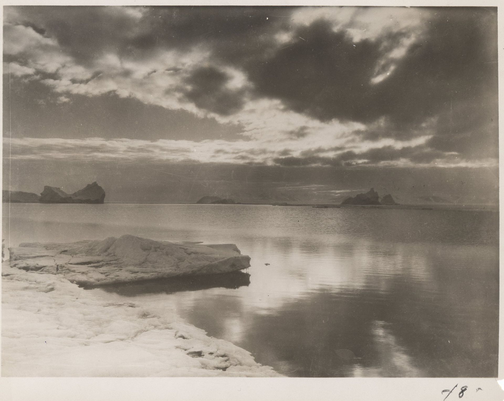 Herbert_Ponting_icebergs_Scott_Expadition